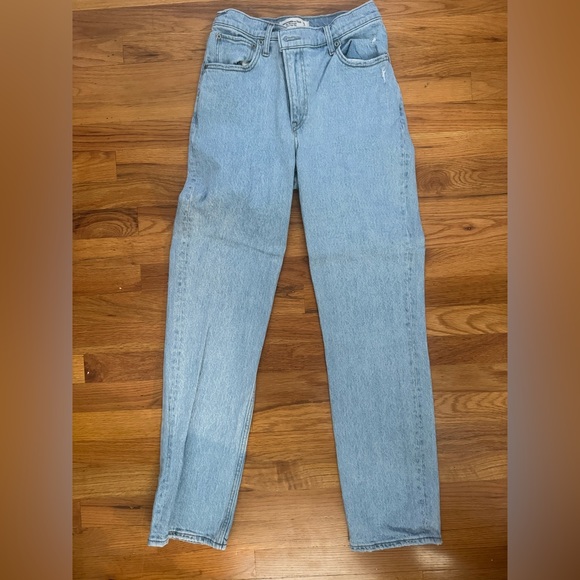 Abercrombie Light Wash Curve Love Ultra High Rise 90s Straight Jean - Picture 7 of 13